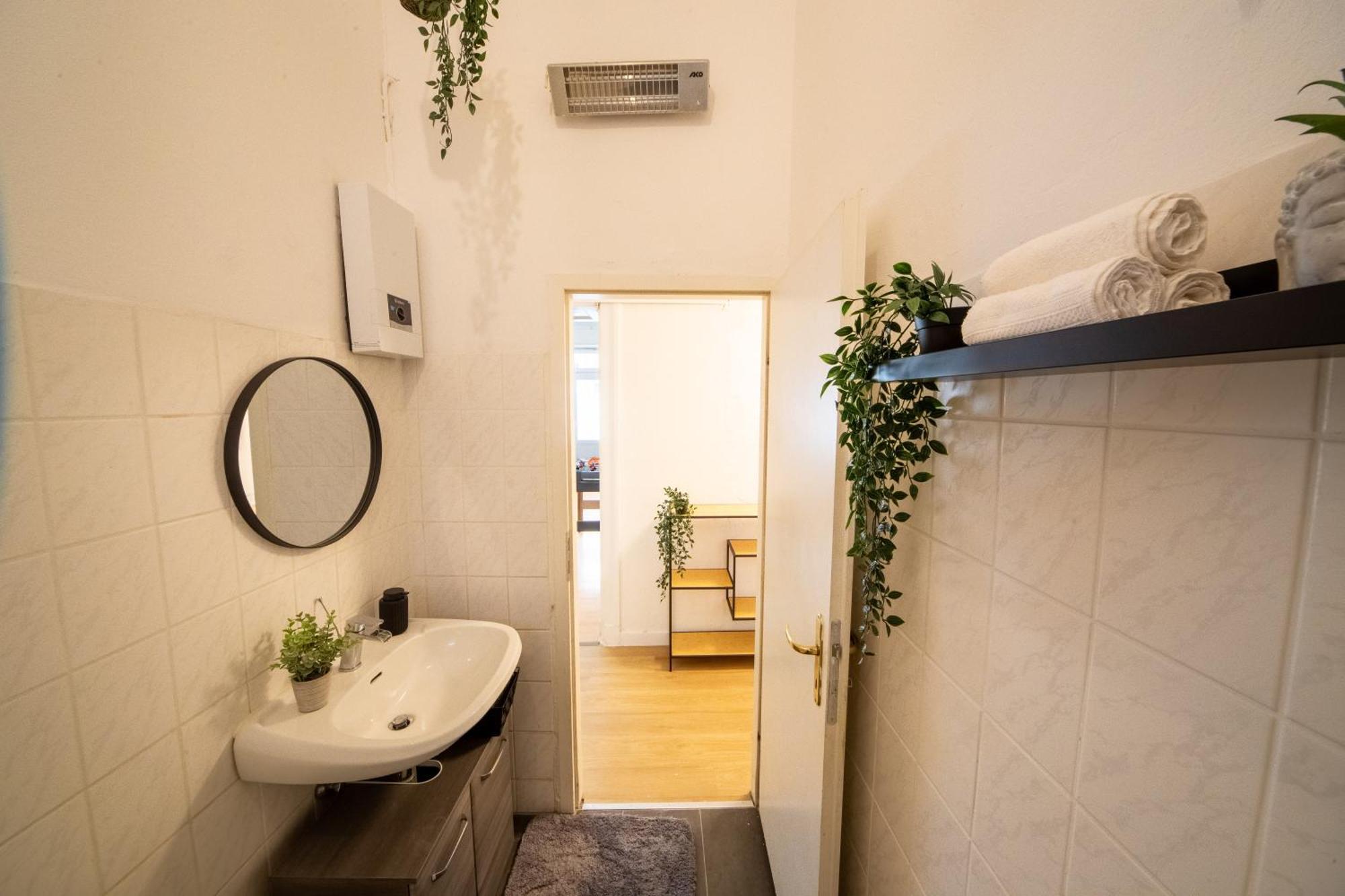 Massagesessel, King-Sized Bed, Billardtisch, 2 Couches Apartment Berlin Exterior photo