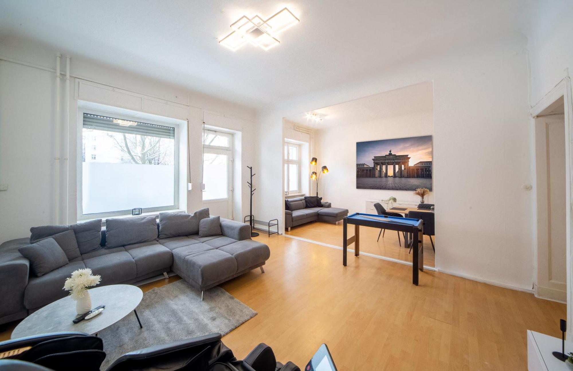 Massagesessel, King-Sized Bed, Billardtisch, 2 Couches Apartment Berlin Exterior photo
