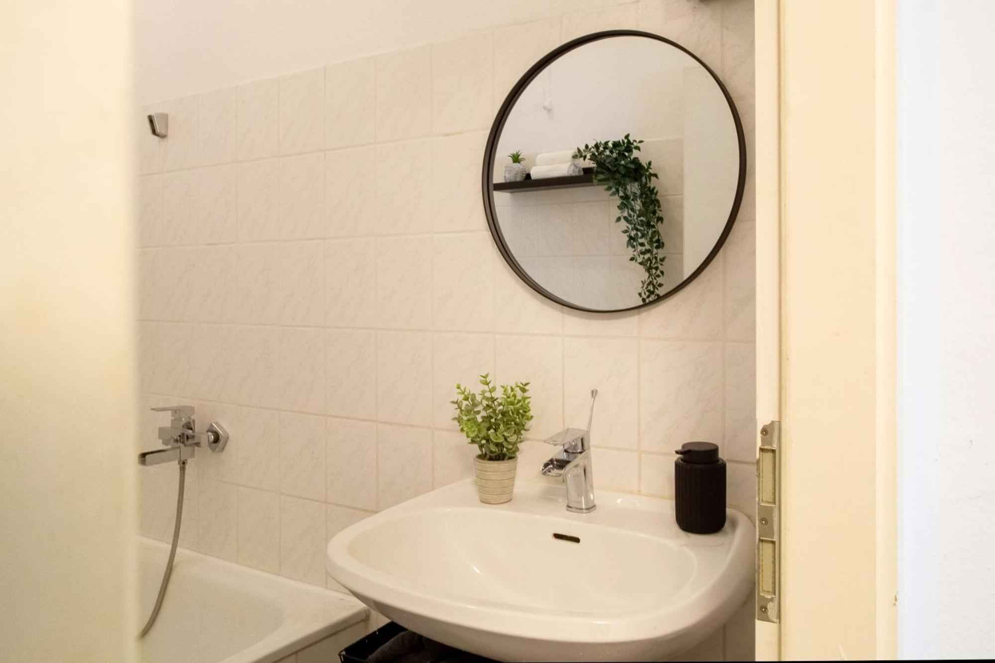 Massagesessel, King-Sized Bed, Billardtisch, 2 Couches Apartment Berlin Exterior photo