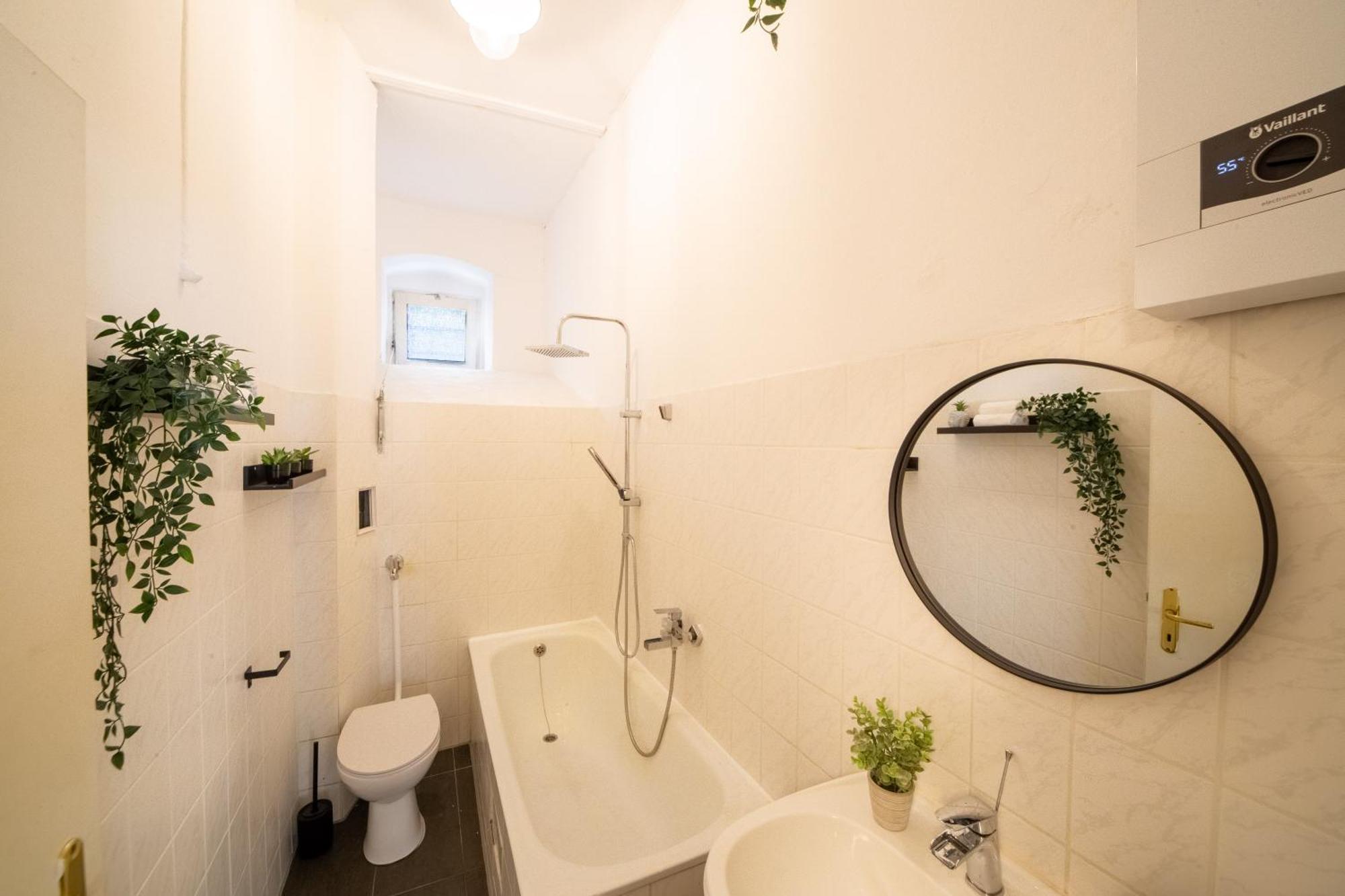 Massagesessel, King-Sized Bed, Billardtisch, 2 Couches Apartment Berlin Exterior photo