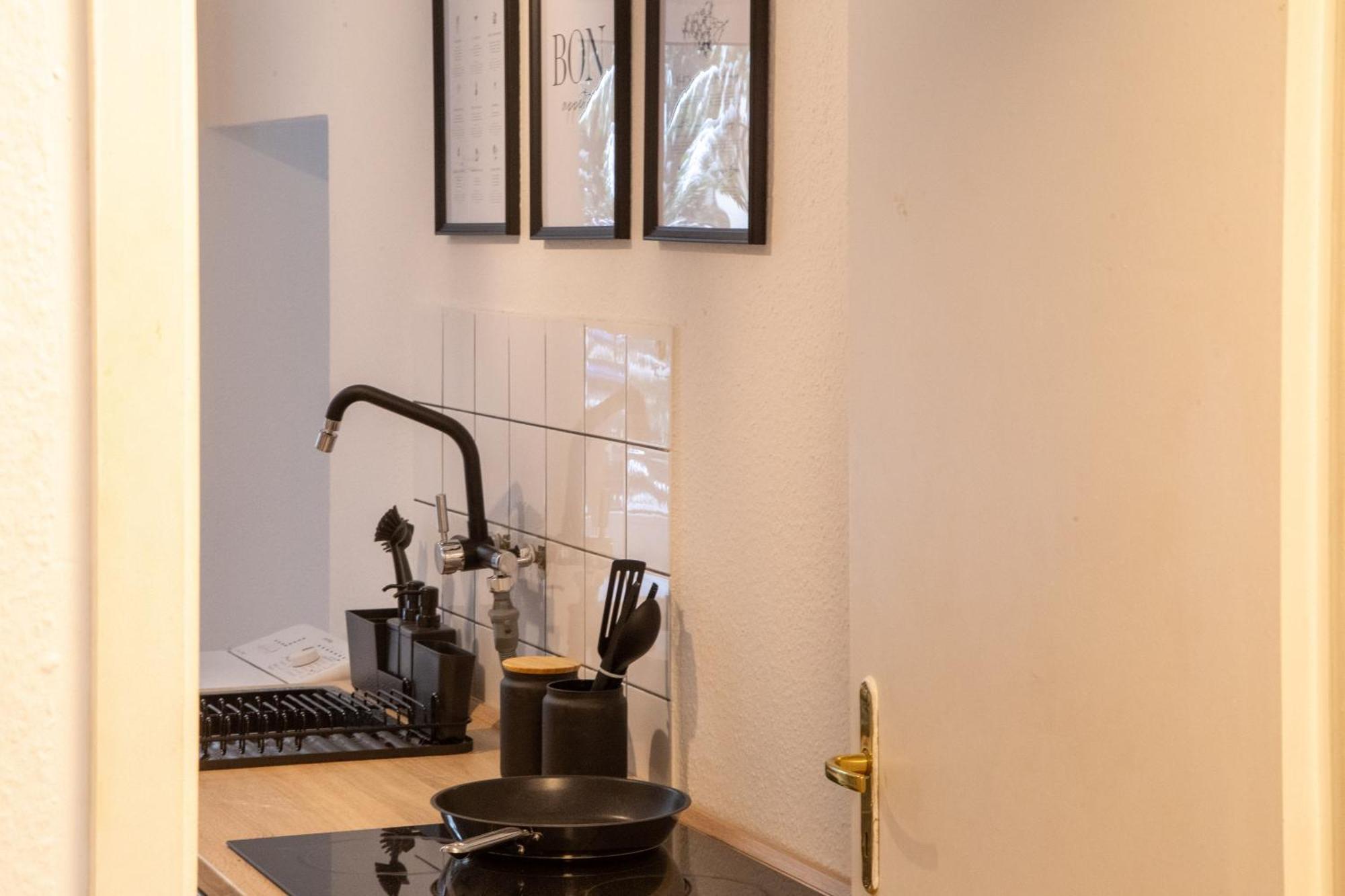 Massagesessel, King-Sized Bed, Billardtisch, 2 Couches Apartment Berlin Exterior photo