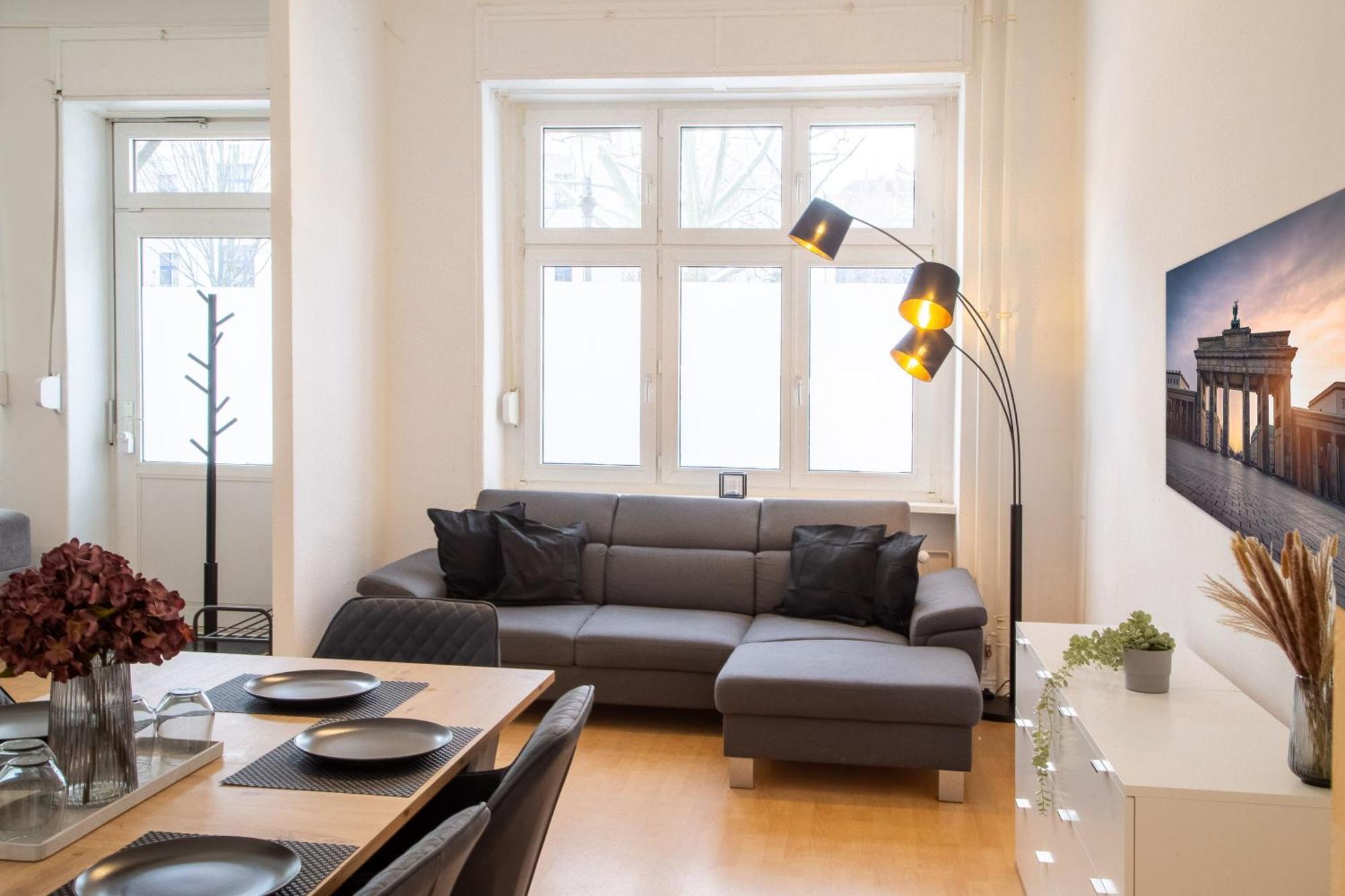 Massagesessel, King-Sized Bed, Billardtisch, 2 Couches Apartment Berlin Exterior photo