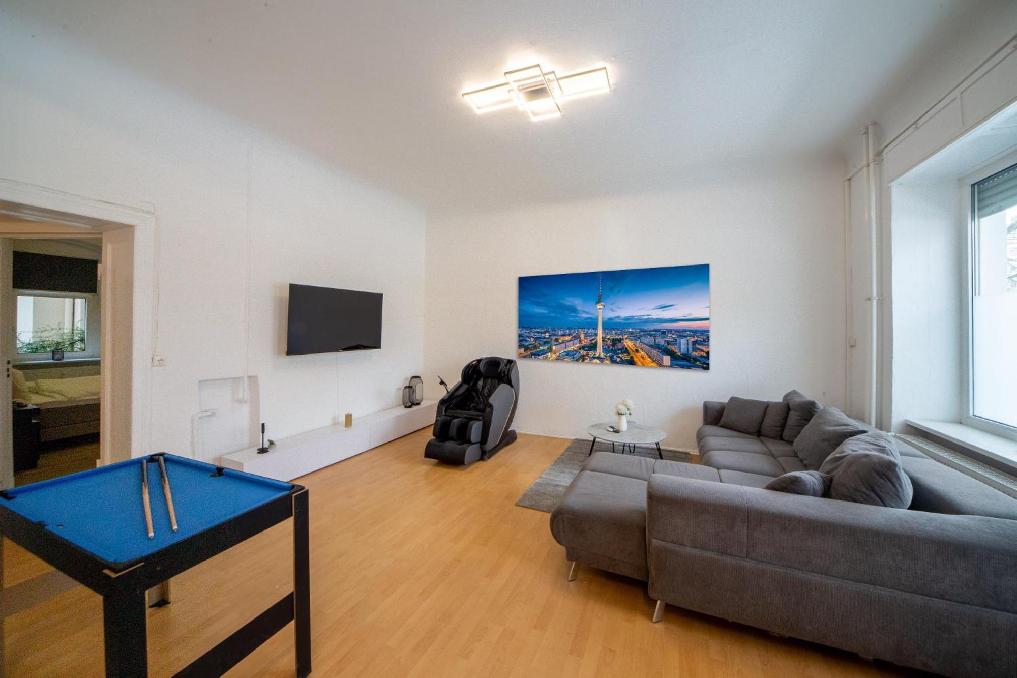 Massagesessel, King-Sized Bed, Billardtisch, 2 Couches Apartment Berlin Exterior photo